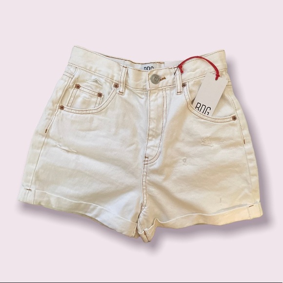 ✨NWOT!✨ BDG High Waisted Mom Shorts// Cuffed Hem// White// Size 26 - Picture 3 of 6